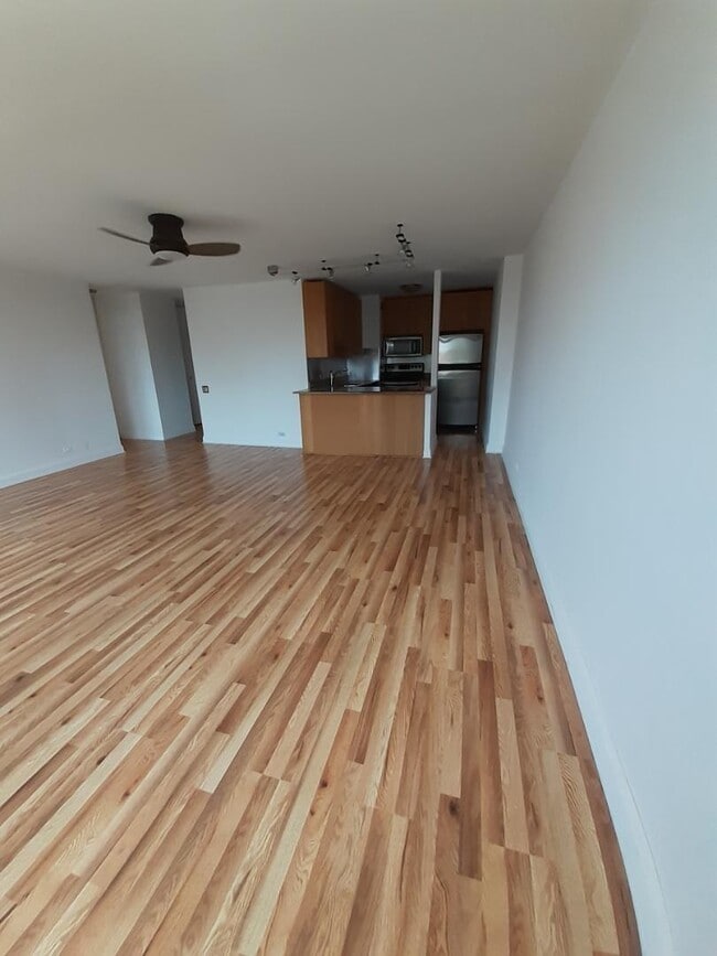 Building Photo - 4343 N Clarendon Ave Rental