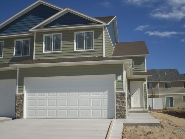 Building Photo - House For Lease