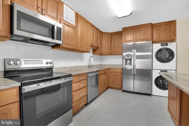 Building Photo - 309 Yoakum Pkwy Unit 815