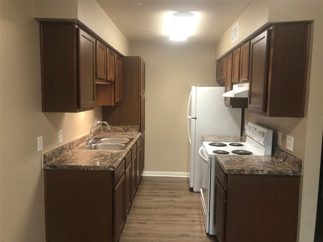 Photo - 1753 E Henderson Rd