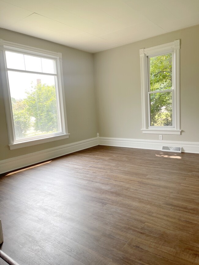 Living room with large floor to ceiling windows - 227 N California St Unit Main
