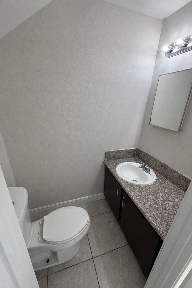 Building Photo - 1199 Bentley Rd Unit 4