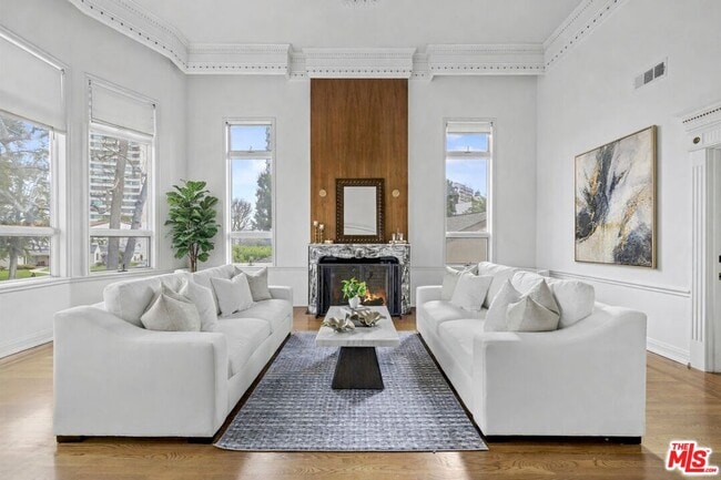 Photo - 865 Warner Ave