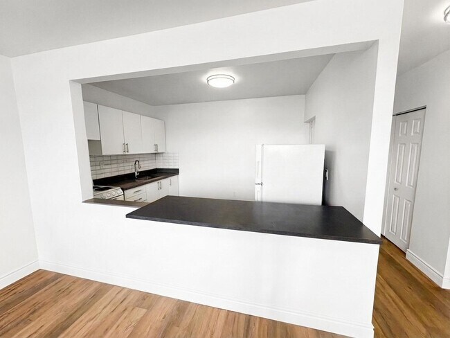 Building Photo - Ask About our 1 MONTH RENT INCENTIVE Unit 307