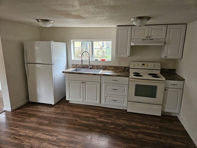 Building Photo - 444 N Elm St