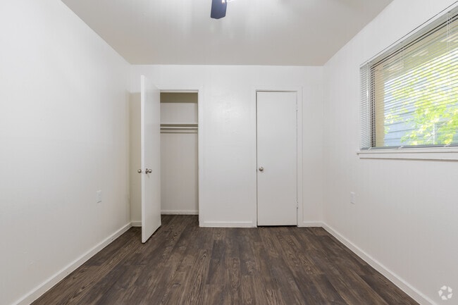 2BR, 1BA - 600SF