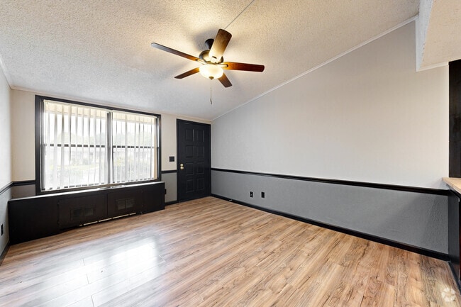 1BR, 1BA - 600SF | Living - Lakeshore Apartments