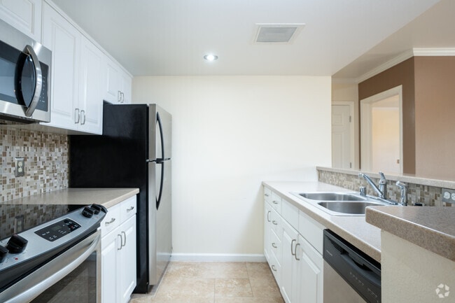 2BR, 2BA - 1050SF - Kitchen