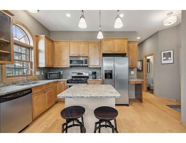 View of granite countertops and maple cabinets in kitchen, island unit - 3125 Inglewood Ave S Unidad 201 Rental
