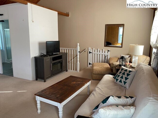 Photo - 562 Nikanor Rd