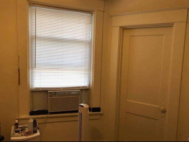 Room 2 - 2306 Murray Ave