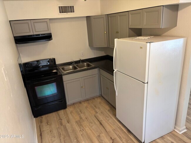 Photo - 310 W 8th Ave Unidad D