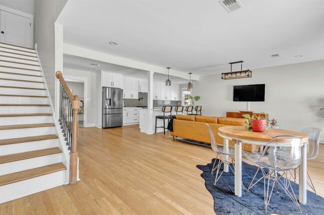 Photo - 185 Alexander St