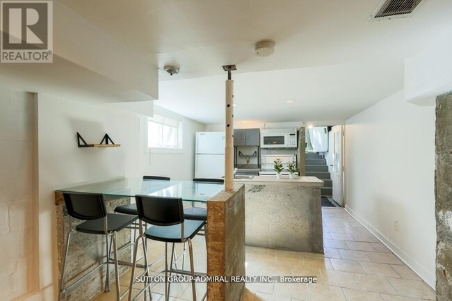 Photo - 70 Carlaw Ave