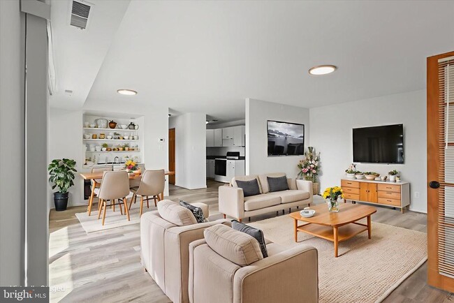 Building Photo - 214 Locust St SE Unit 124