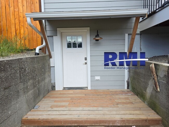 Building Photo - Updated Studio Downtown Bremerton!!!