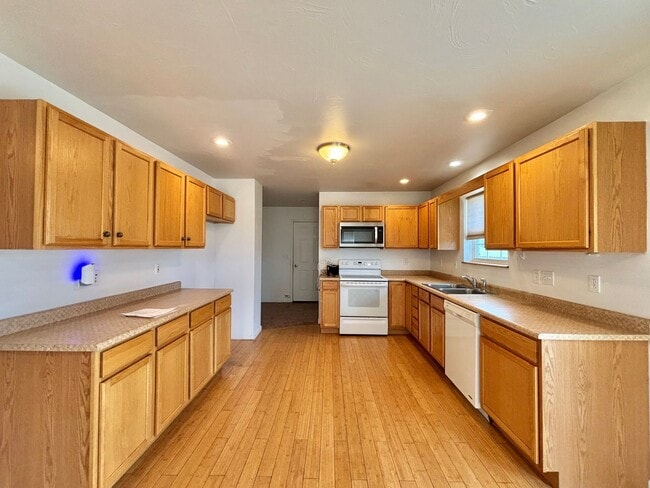 Photo - Great 3br/2.5ba, with a bonus space.