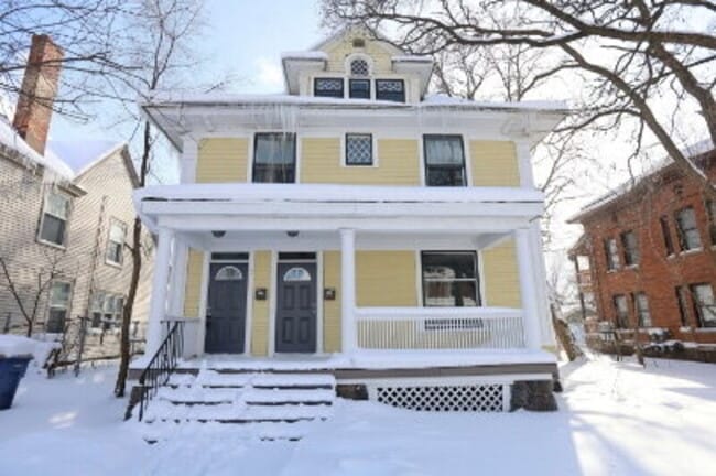 Building Photo - 1222 Wealthy St SE Unit 1