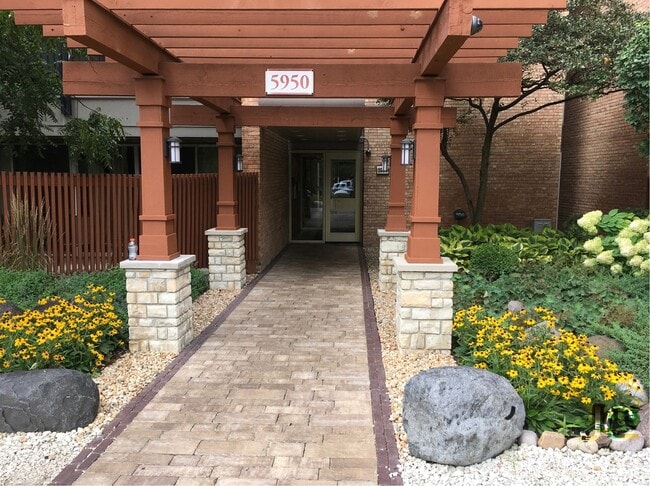 Building Photo - 5950 Oakwood Dr Unit 2G