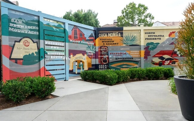 Mural al aire libre que muestra los lugares emblemáticos y la cultura local de Cucamonga.