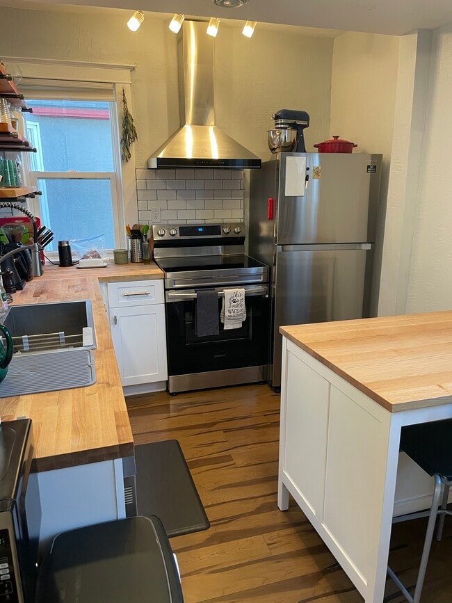 Kitchen - 807 Lowry Ave NE Unit 1