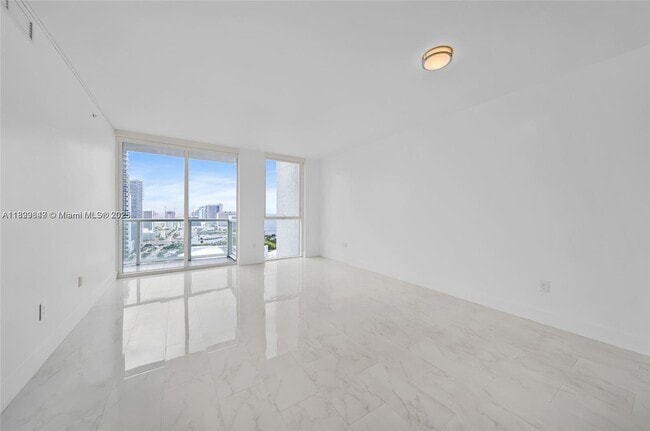Building Photo - 244 Biscayne Blvd Unit 3704