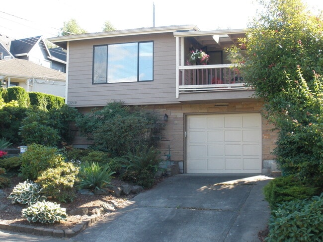 Building Photo - 3219 8th Ave W