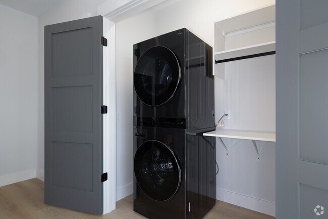 1BR, 1BA - 869SF - Laundry