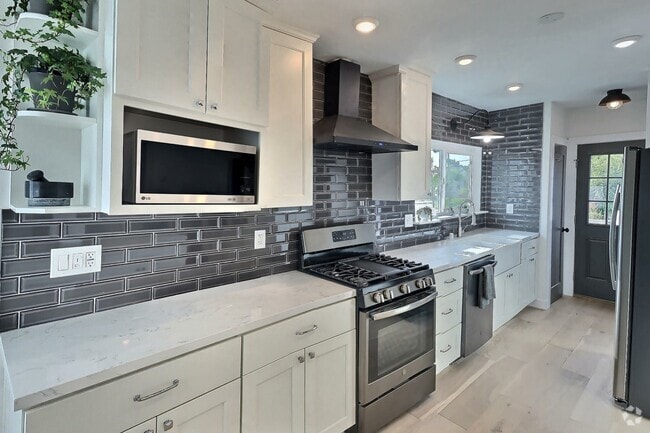 Building Photo - 1203 W 25th St Rental