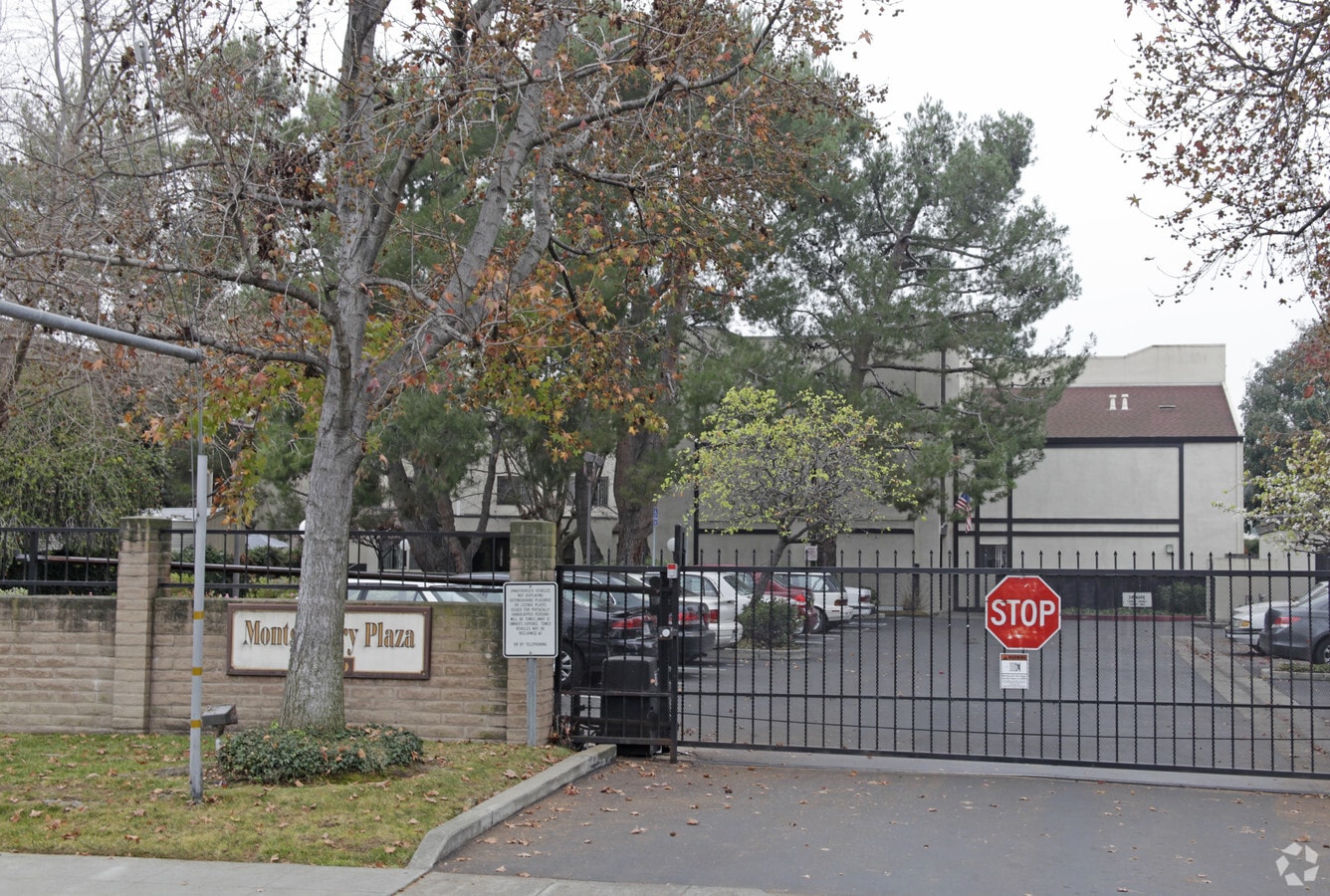 Photo - Montgomery Plaza Apartments