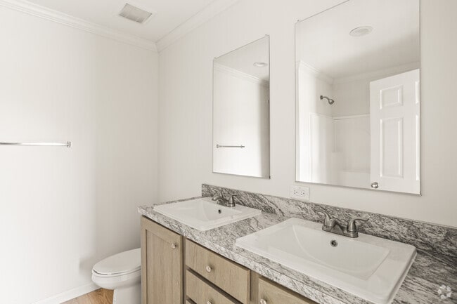 2BR, 2BA - 960SF - Bathroom