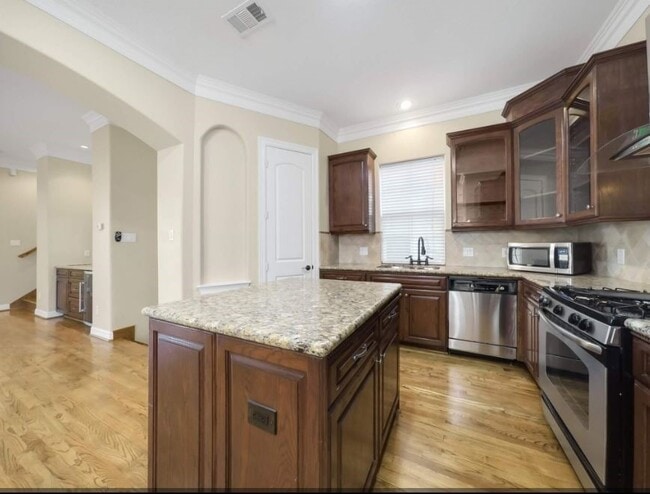 Photo - 2736 Cortlandt St