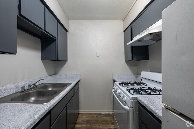 B5 1BR, 1BA - 625SF - Kitchen