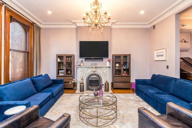 Building Photo - 215 W 9th St Unit ID1056144P