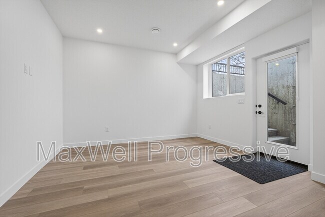 Photo - 10425-10470 70 Ave NW