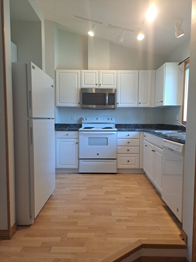 Kitchen - 10 Jema Ct