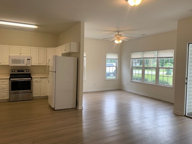 Photo - $500 OFF 1ST MONTHS RENT! 3 Bedroom 2 Bath...
