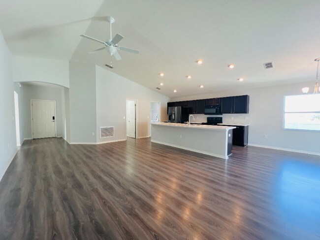 Photo - 900 Kingfisher Dr