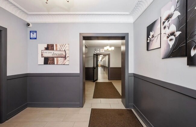 Photo - 550 W Arlington Pl