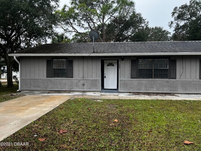 Building Photo - 300 Hopkins Ave