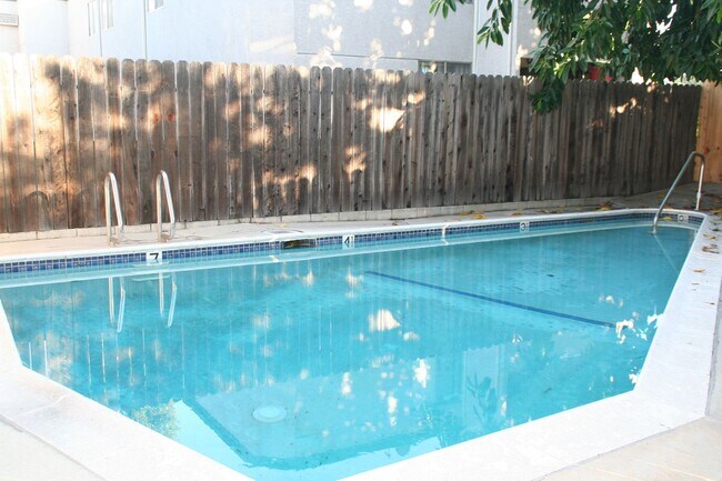 11118 Moorpark Apartments