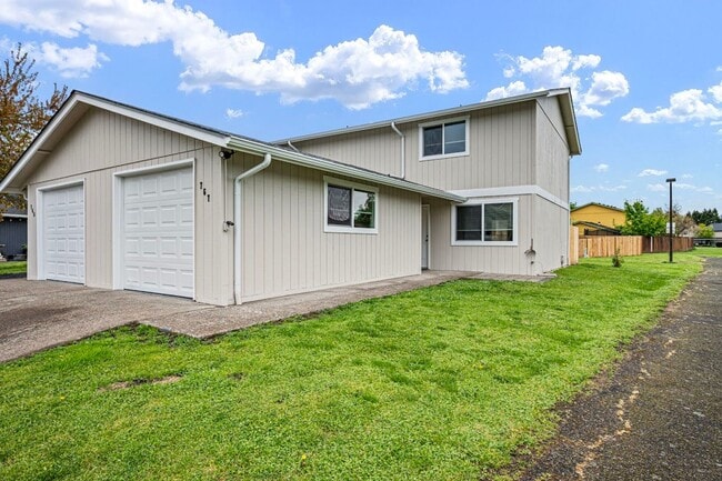 Building Photo - 2-Story Newly Remodeled 2-Bedroom, 1.5-Bath Duplex In Springfield!