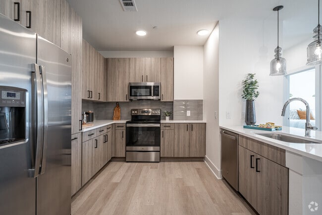 2BR, 2BA - 1,044SF