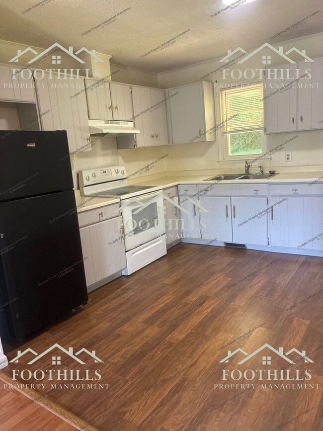 Photo - 202 Kennemore St