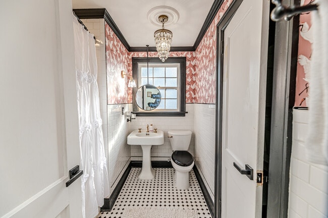 Photo - 508 W Chisholm St Unit Green