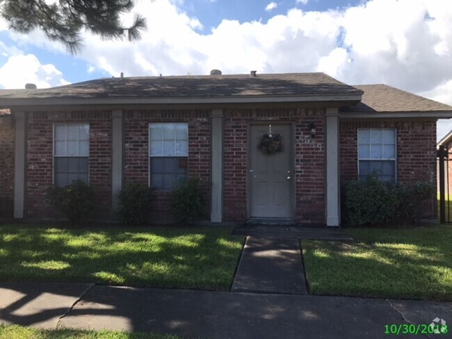 Building Photo - 2 BEDROOM 2 BATH PATIO HOME WITH 1010 SF