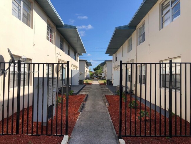 Building Photo - 939 Magnolia Dr Unit L Rental