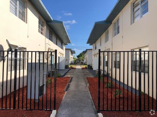 Building Photo - 939 Magnolia Dr Unit L Rental