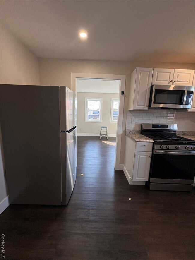 Building Photo - 579 Main St