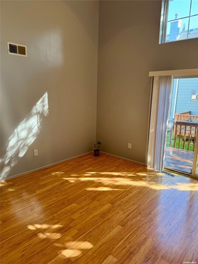 368 Smith St Townhome Townhome Rental in Central Islip NY